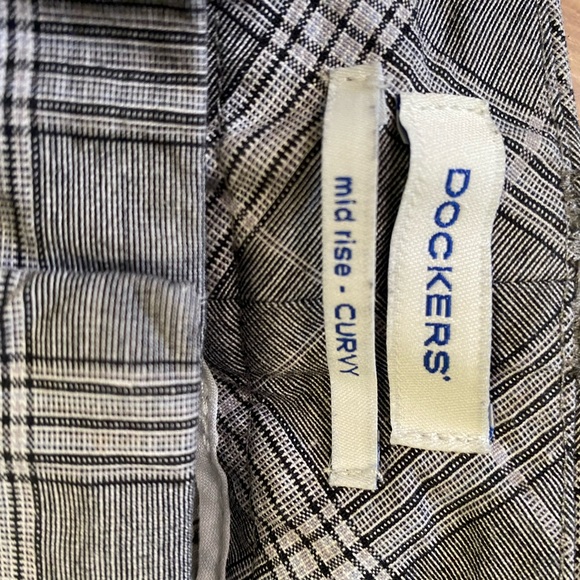 Woman’s black and white plaid wide leg capris. By Dockers, mid rise - curvy. - Picture 5 of 5